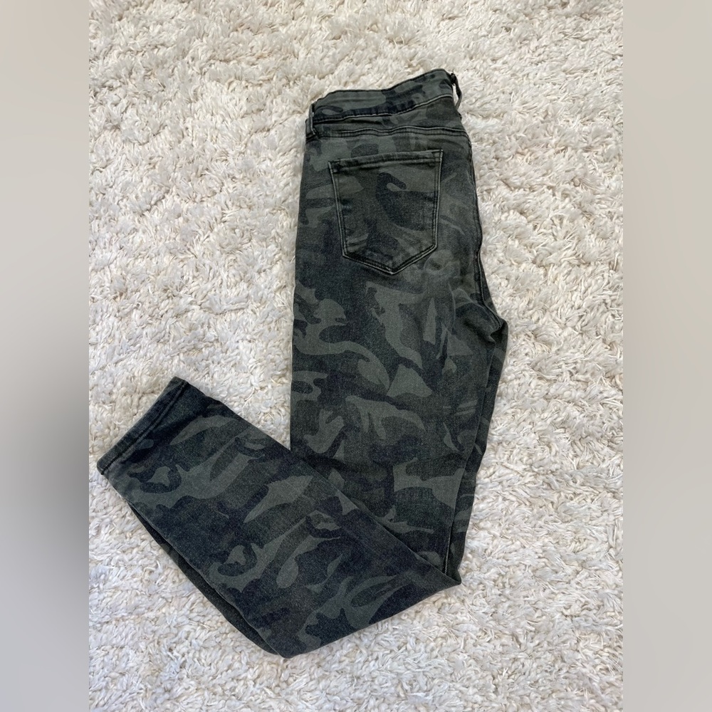 STS BLUE. green camo print legging skinny Jean. Size 30